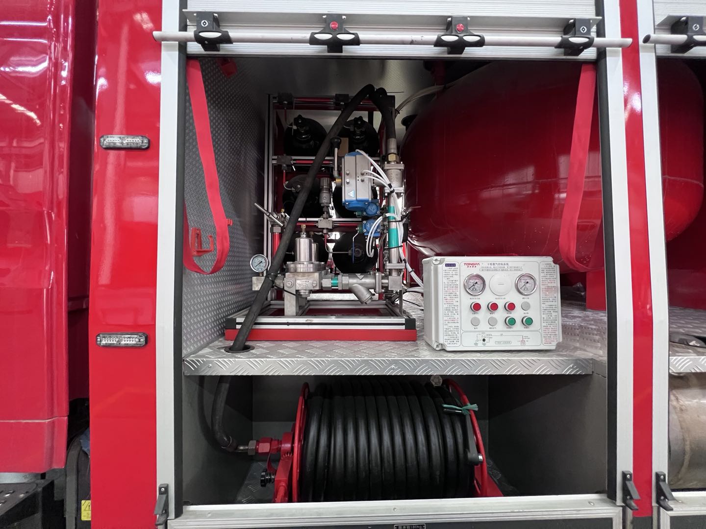 8吨干粉泡沫联用消防车图片