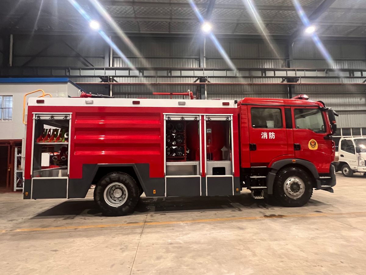 8吨干粉泡沫联用消防车图片