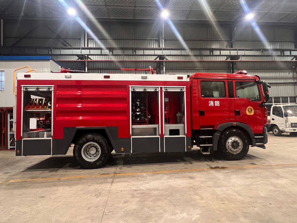8吨干粉泡沫联用消防车图片