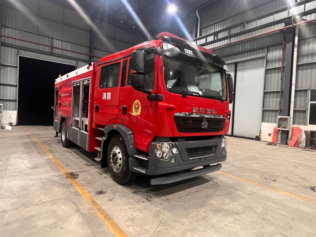 8吨干粉泡沫联用消防车