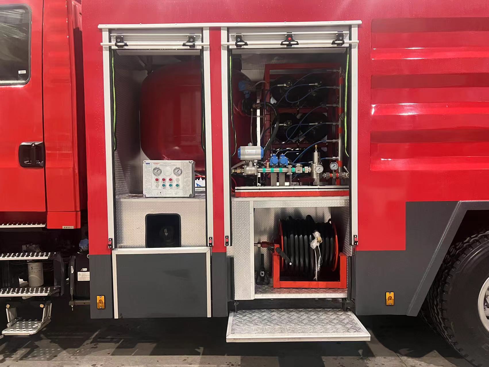 8吨干粉泡沫联用消防车图片