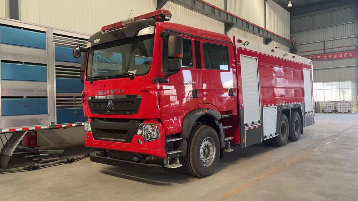 11吨干粉泡沫联用消防车