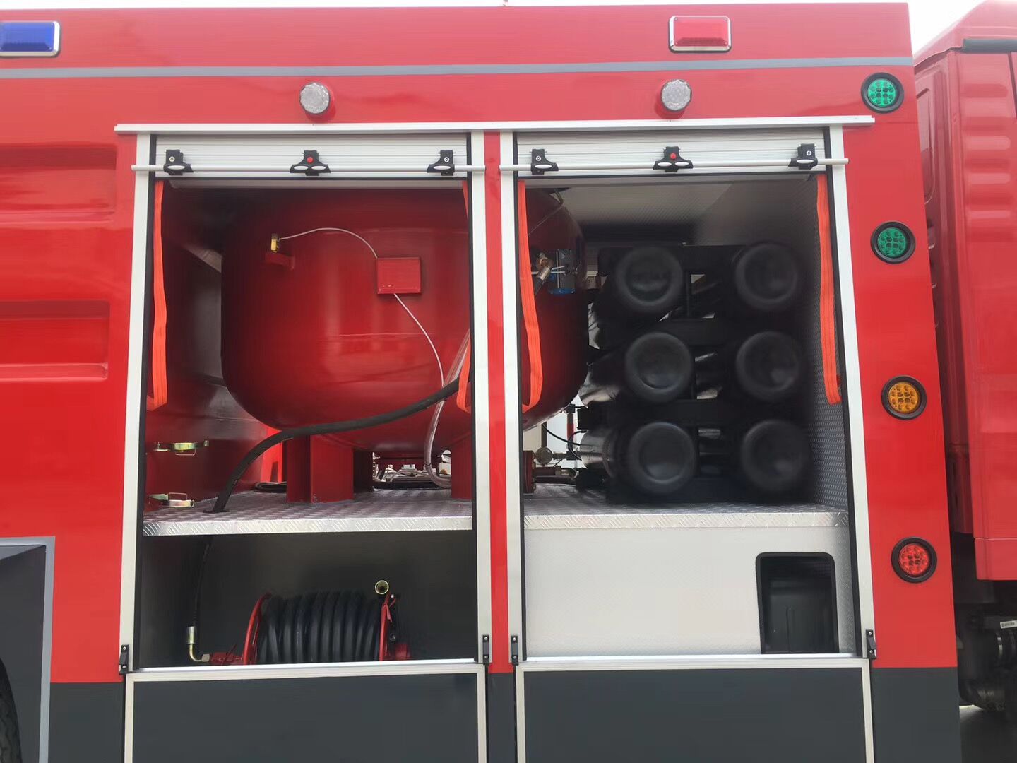 11吨干粉泡沫联用消防车图片