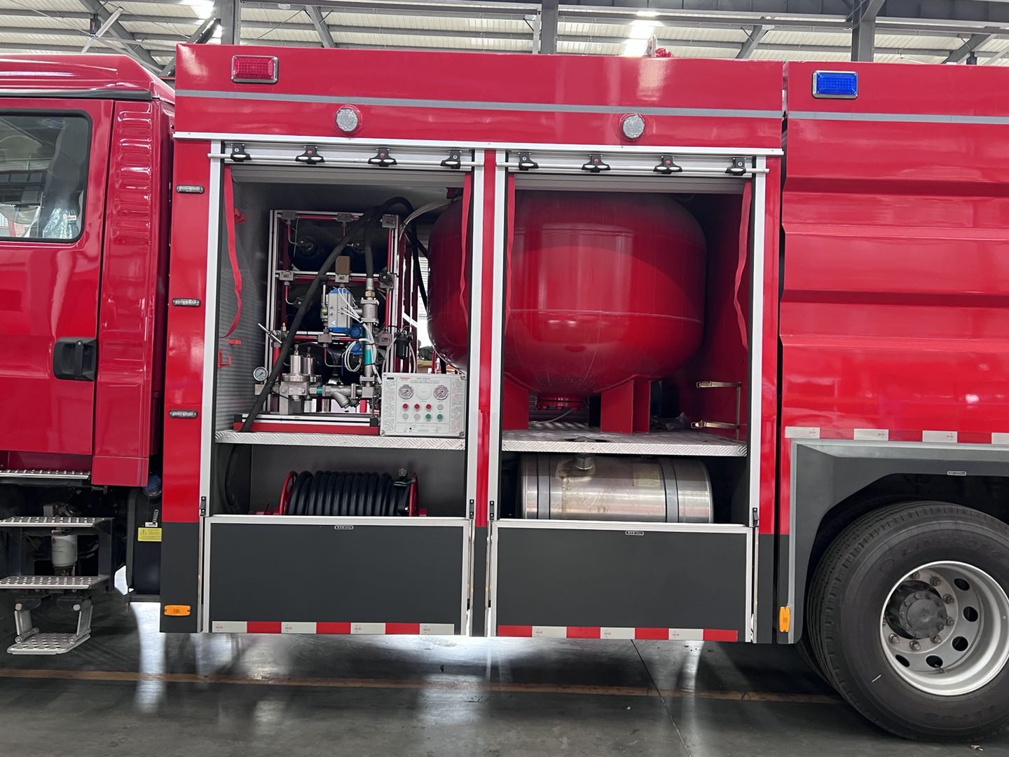 11吨干粉泡沫联用消防车图片