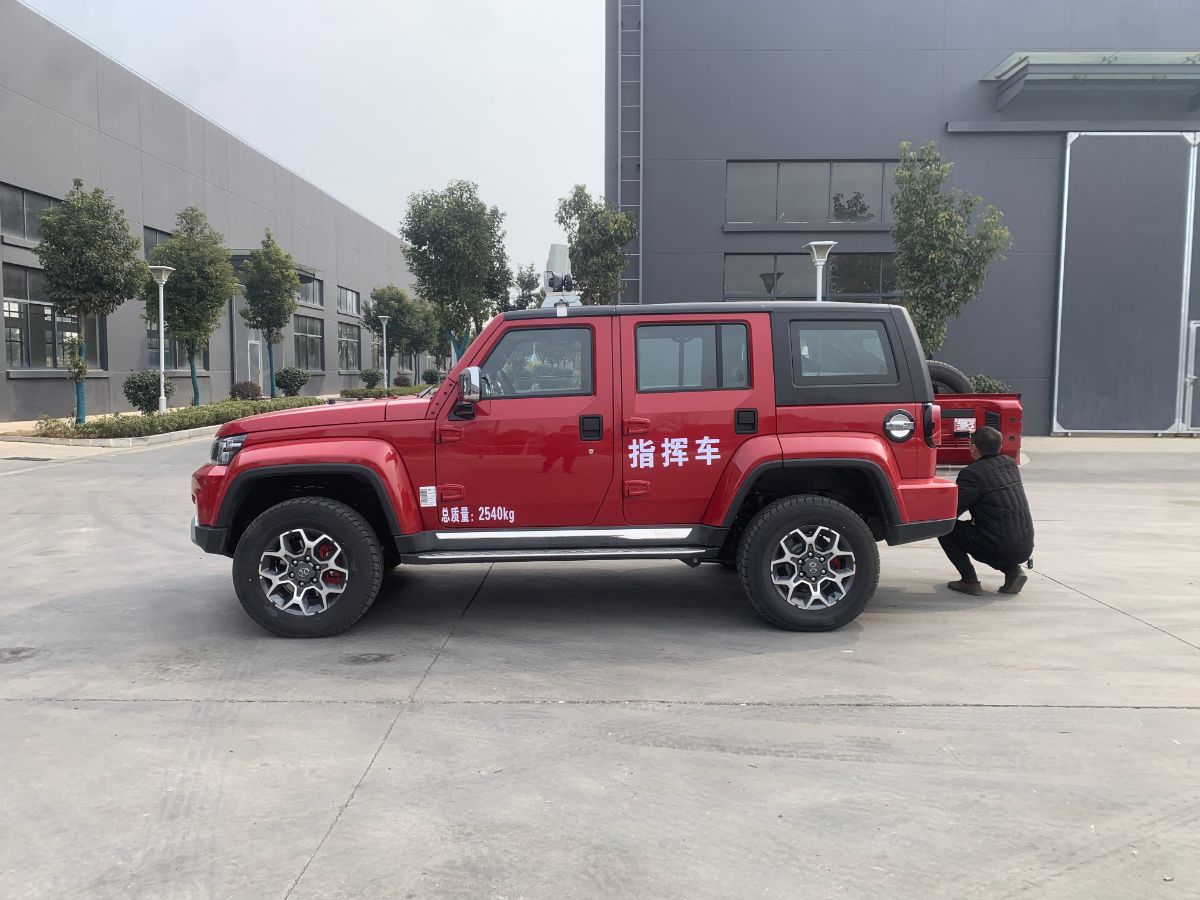 四驱越野指挥车图片