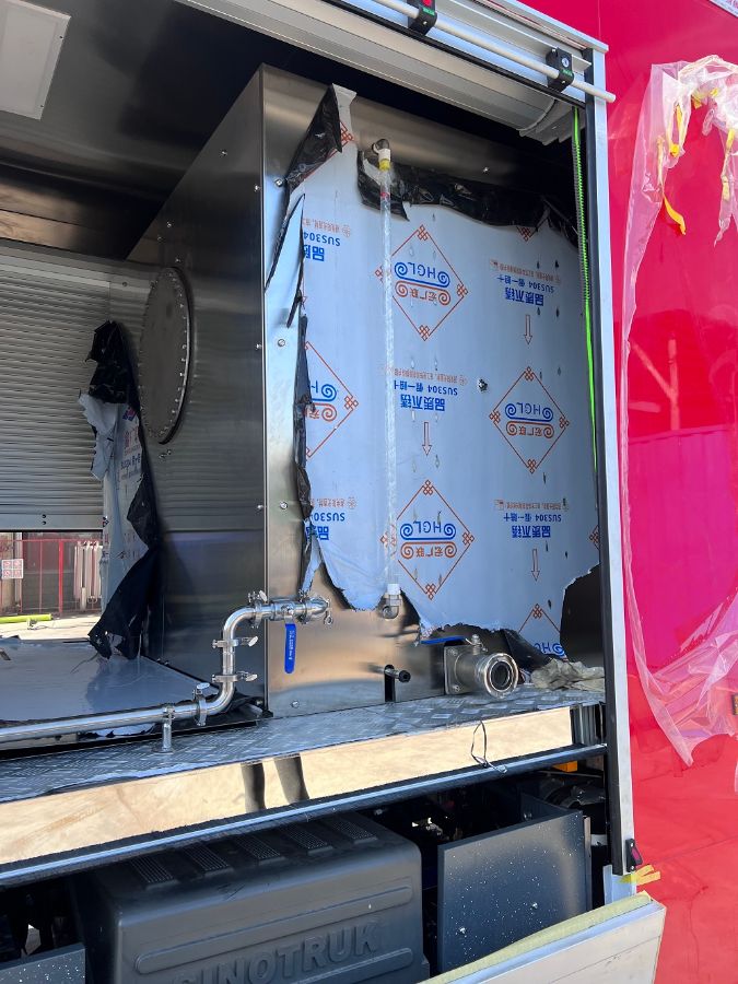 豪沃净水车图片