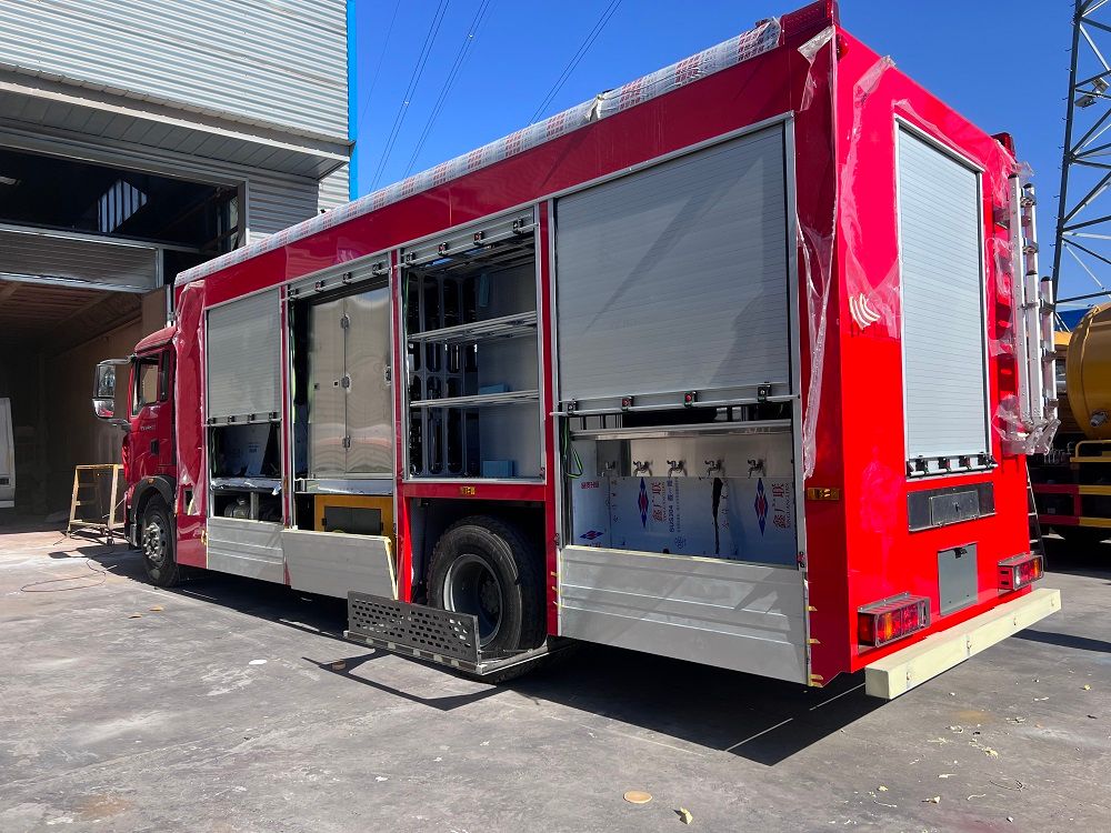 豪沃净水车图片