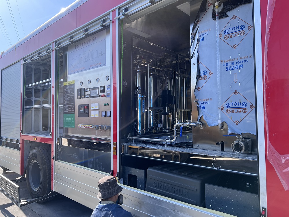 豪沃净水车图片