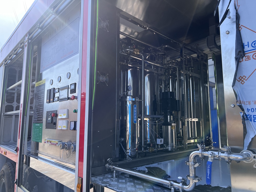 豪沃净水车图片