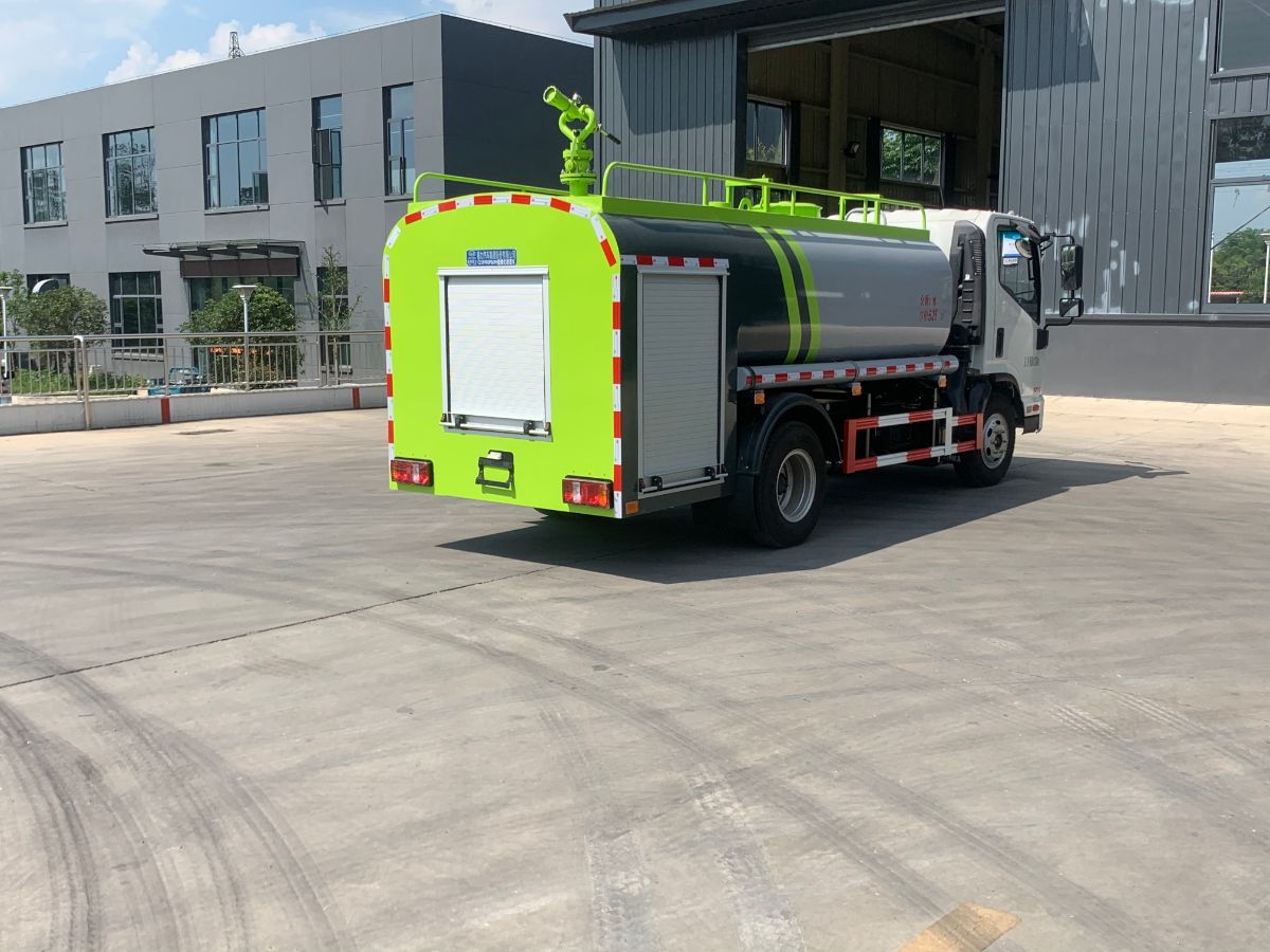 凯马6吨消防洒水车图片