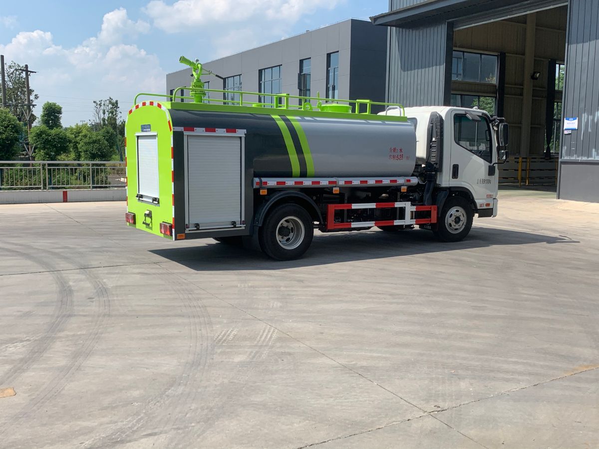 凯马6吨消防洒水车图片