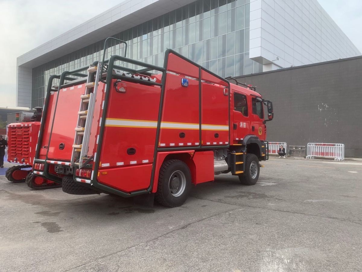 豪沃四驱森林消防车图片