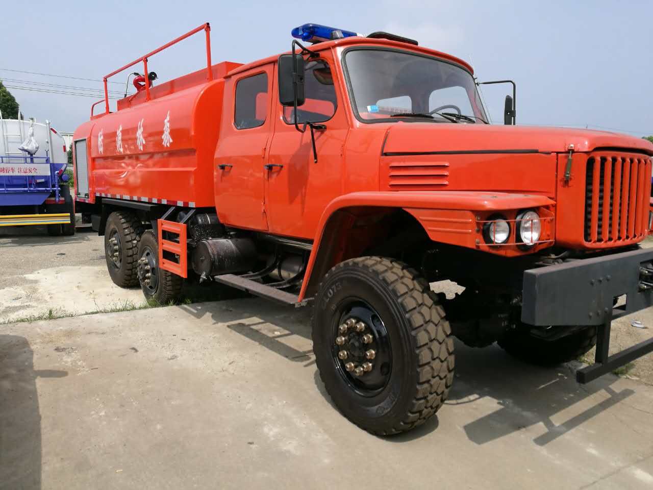 7吨四驱水罐森林消防车图片