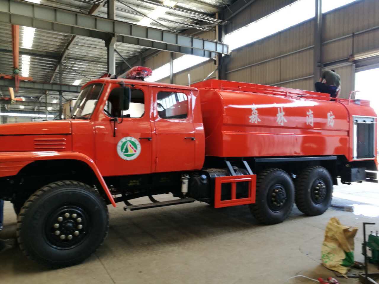 7吨四驱水罐森林消防车图片