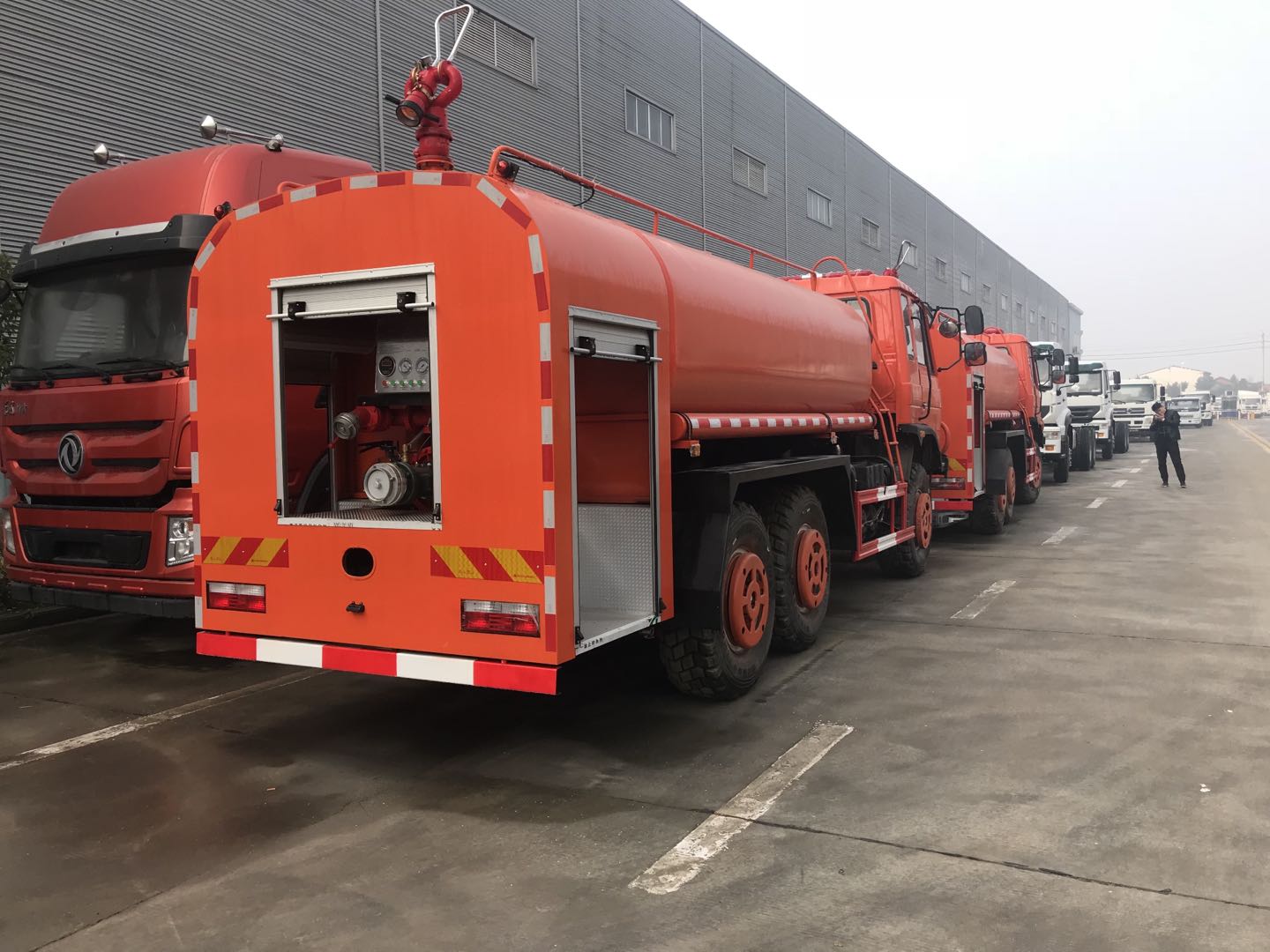 六驱消防洒水车 图片