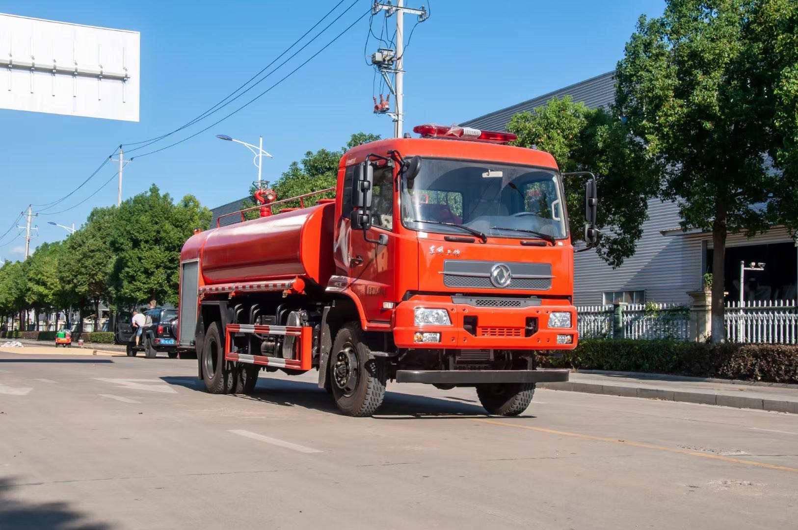 天锦四驱消防洒水车图片