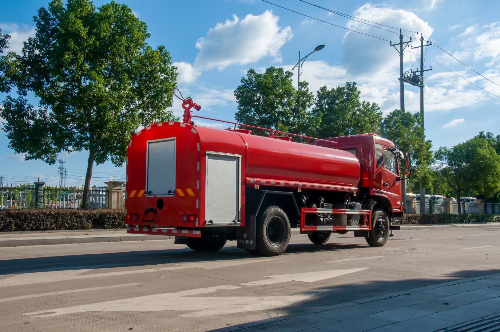 天锦四驱消防洒水车图片
