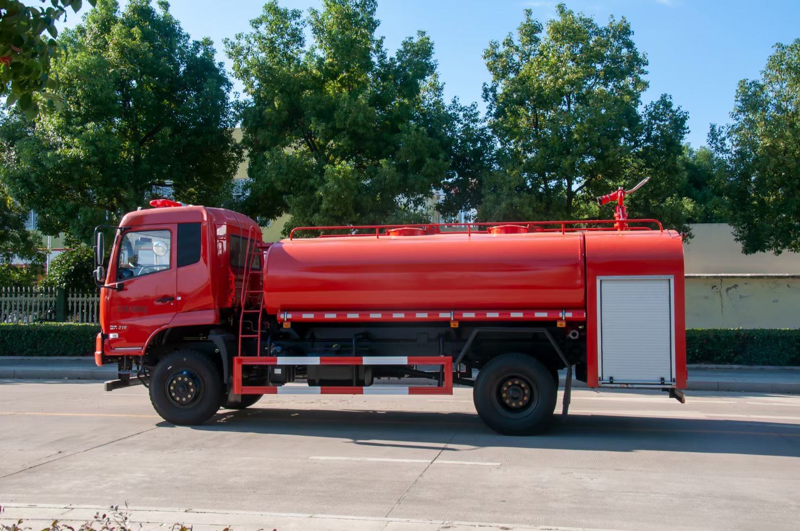 天锦四驱消防洒水车图片