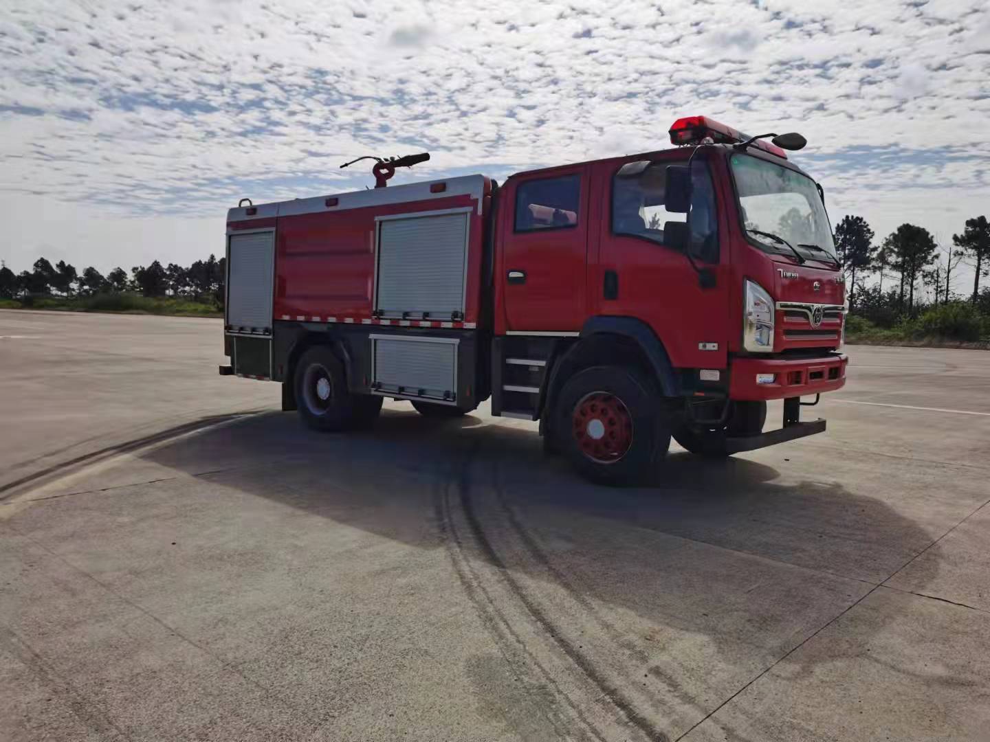 三环四驱森林消防车图片