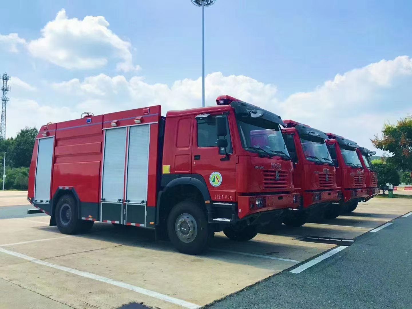 豪沃四驱远程供水车图片