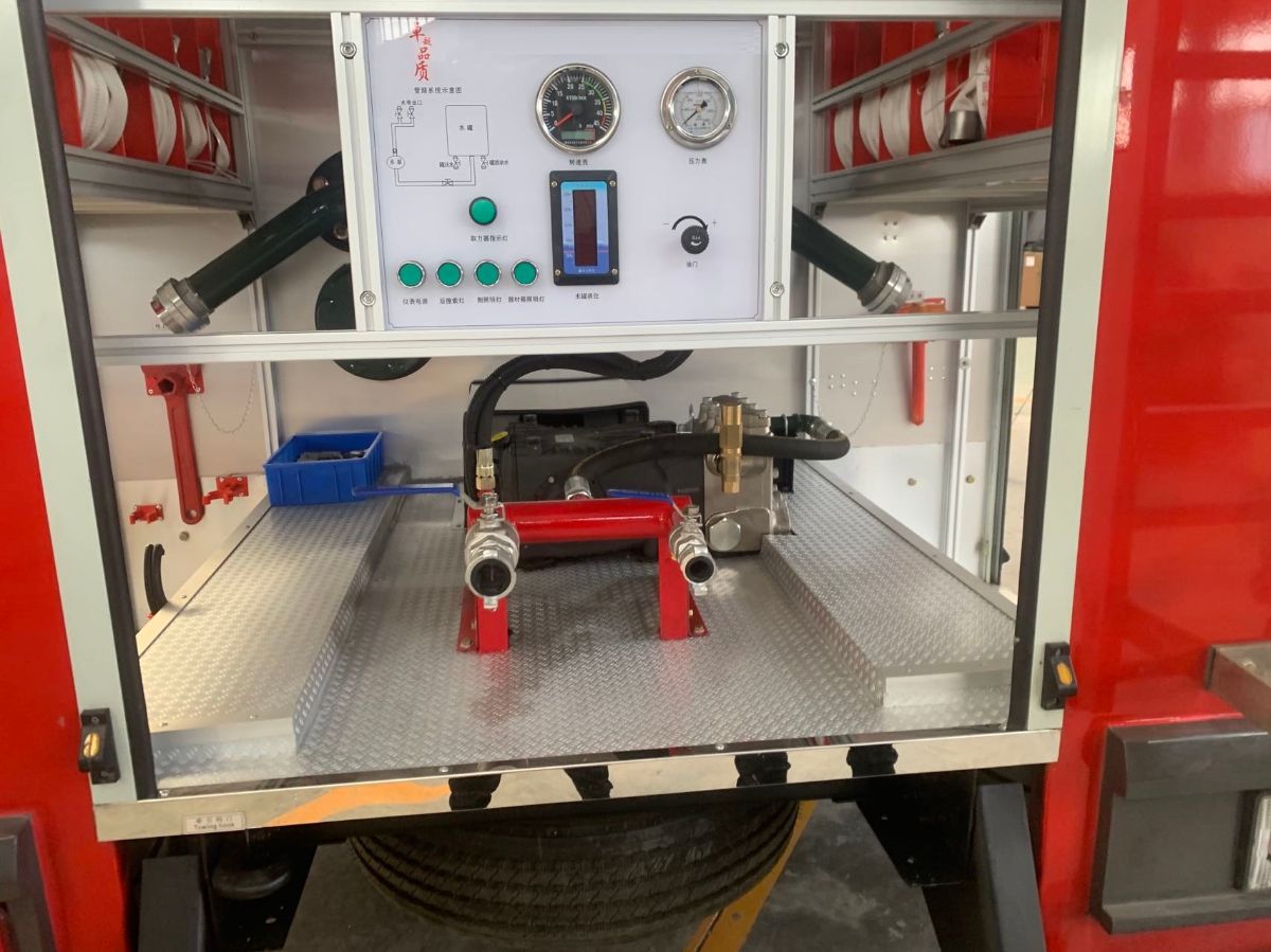 豪沃四驱远程供水车图片