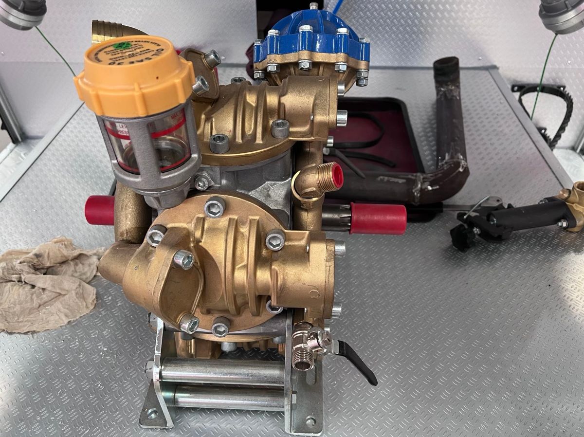 豪沃四驱远程供水车图片