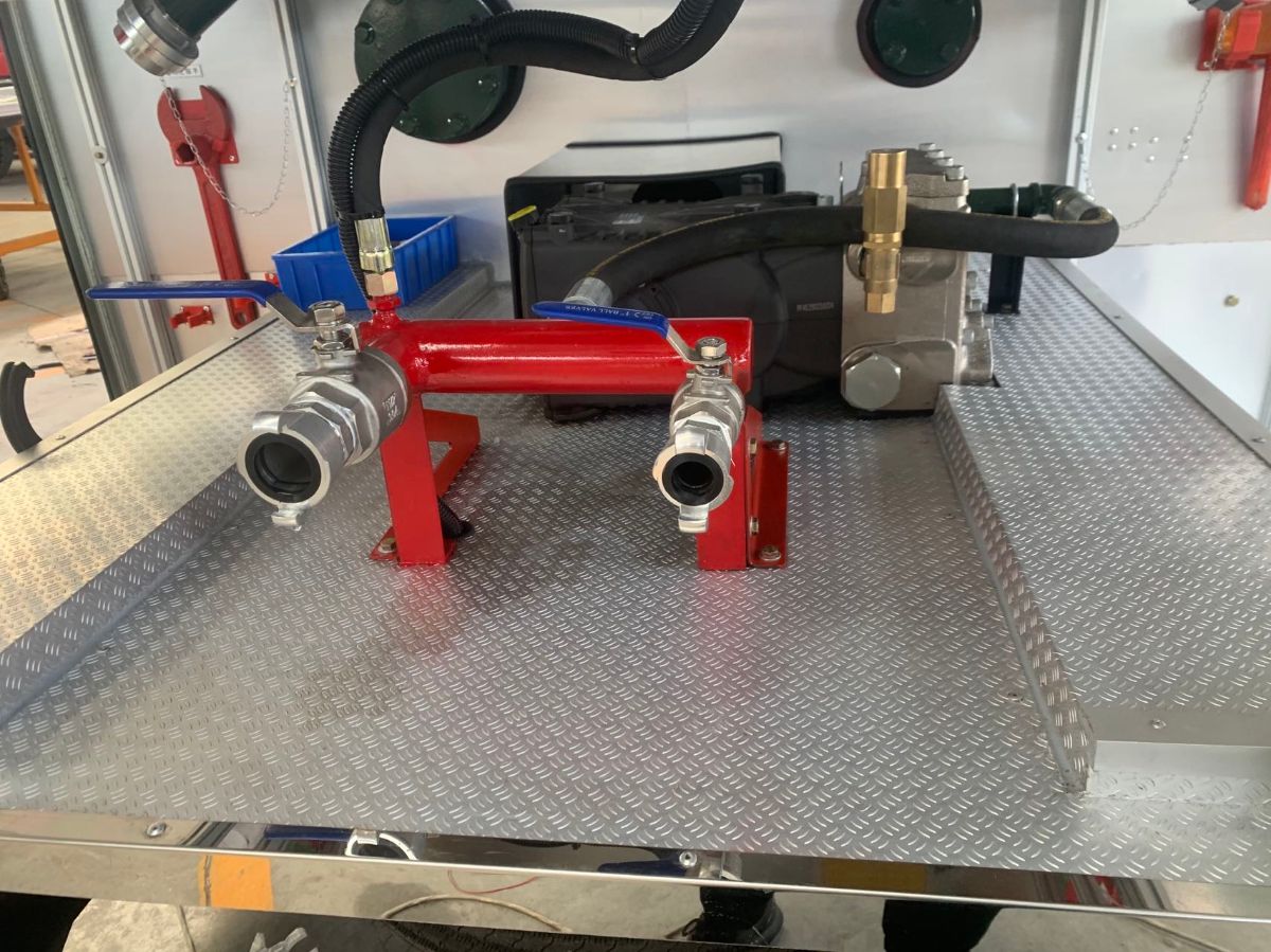 豪沃四驱远程供水车图片