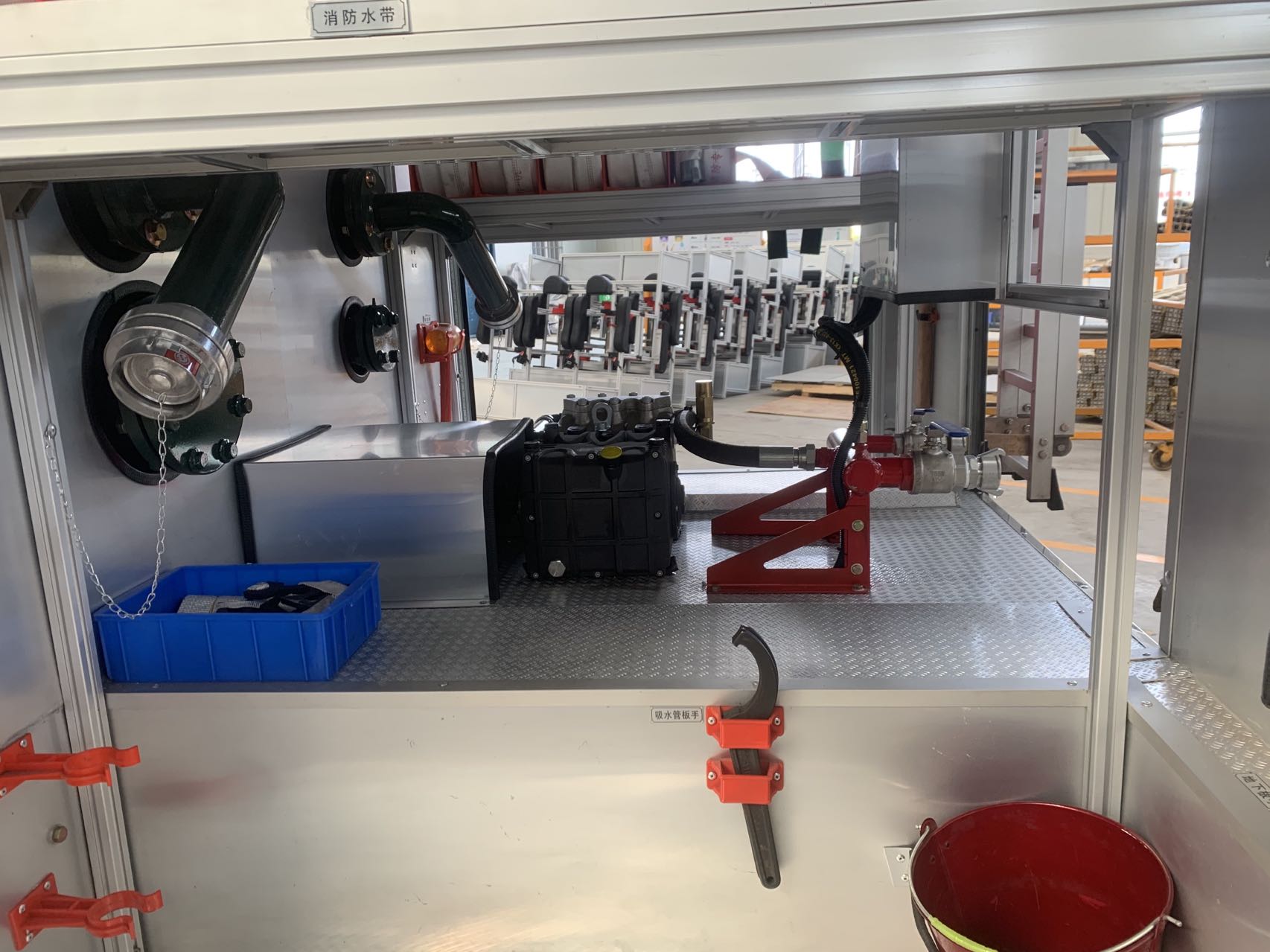 东风单排四驱远程供水车图片