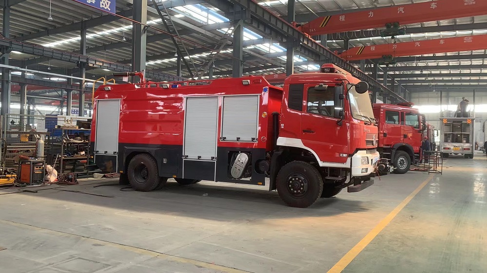 东风天锦四驱水罐消防车图片