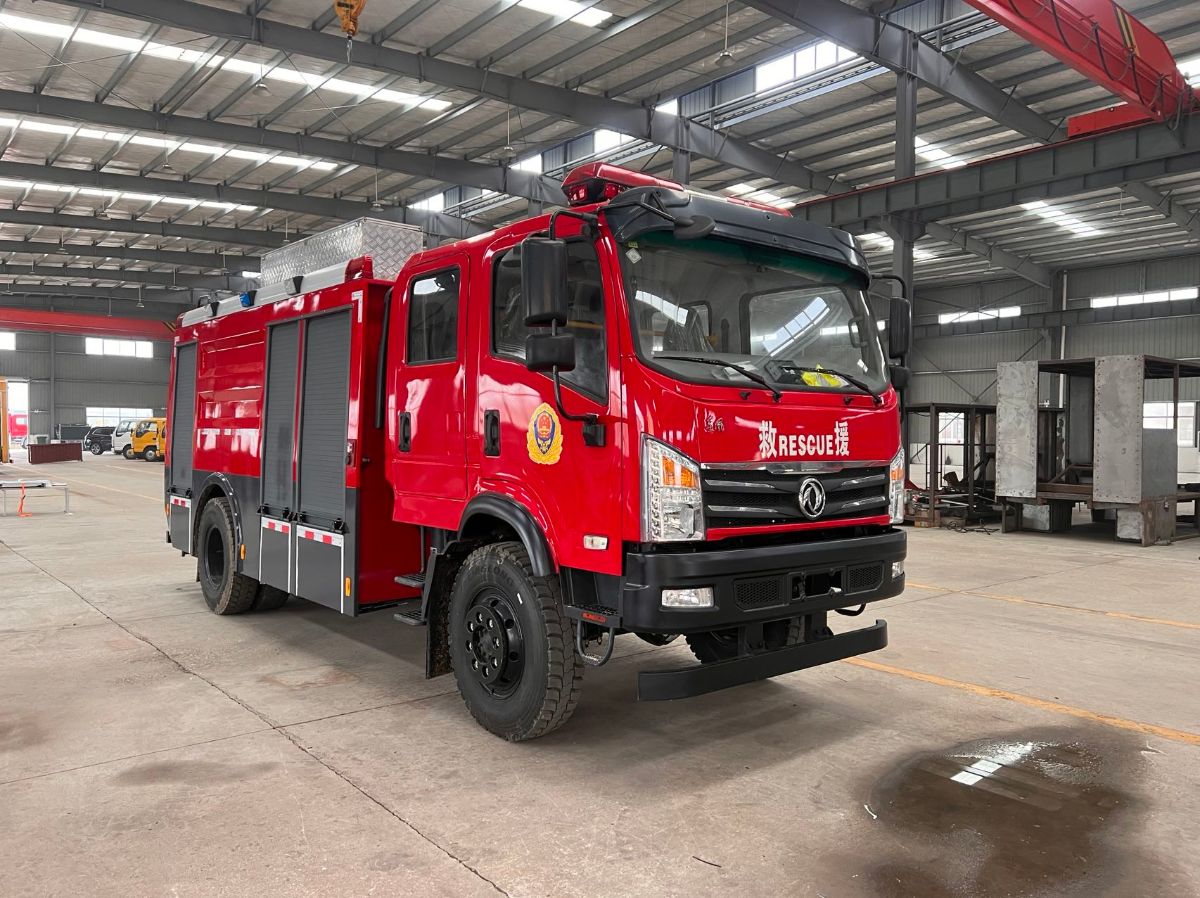 东风四驱越野水罐消防车图片