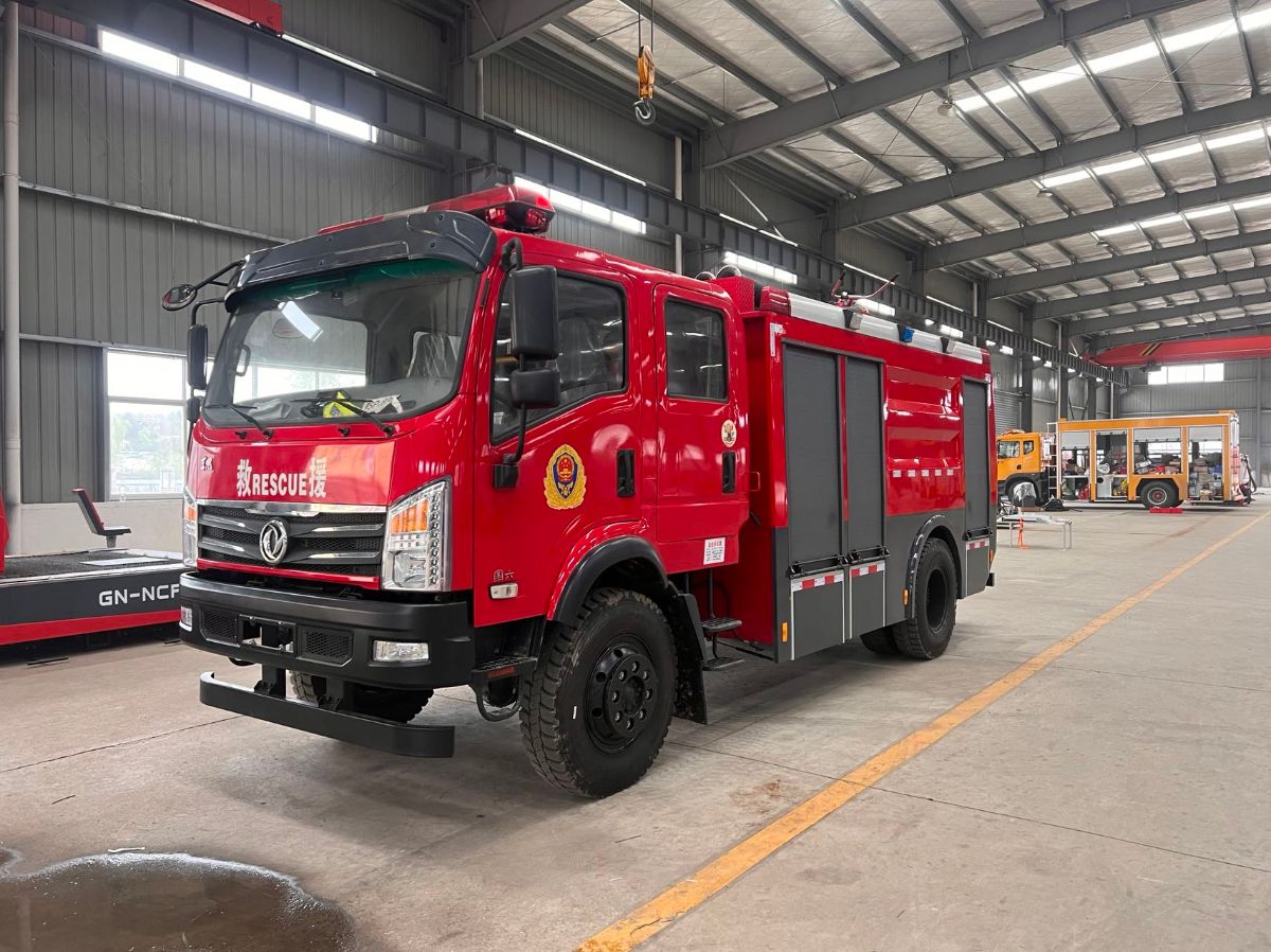 东风四驱越野水罐消防车图片