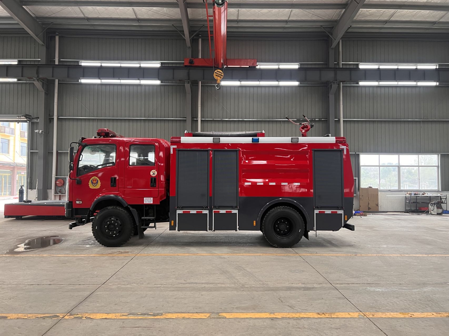 东风四驱越野水罐消防车图片