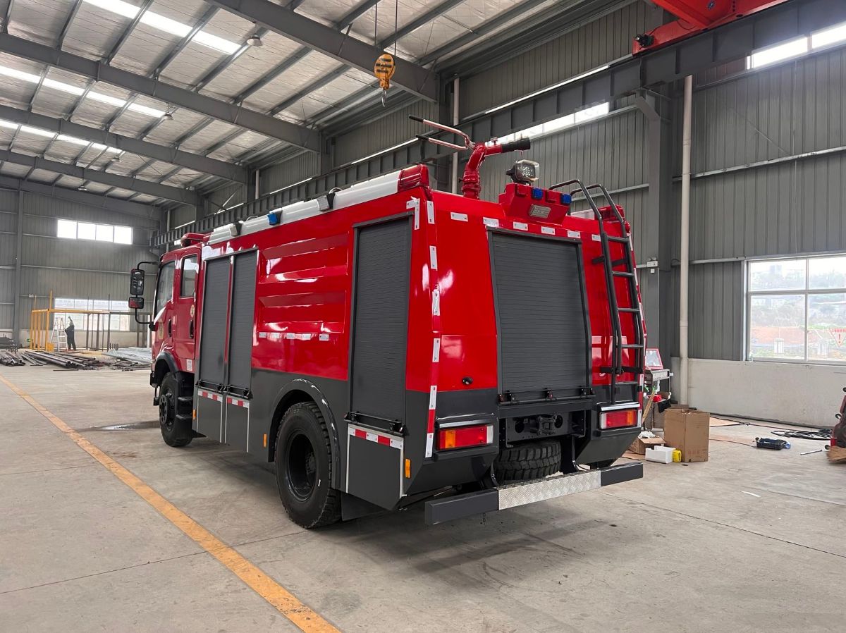 东风四驱越野水罐消防车图片