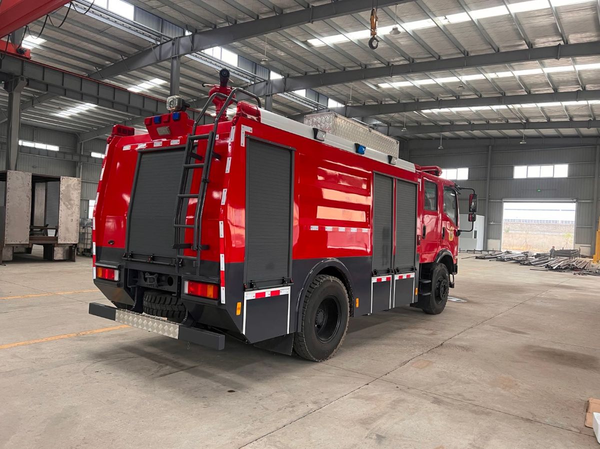 东风四驱越野水罐消防车图片