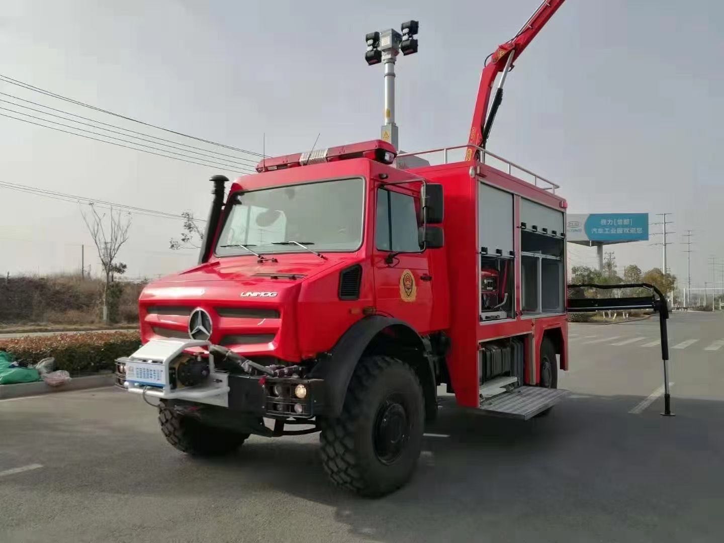 奔驱四驱救险车