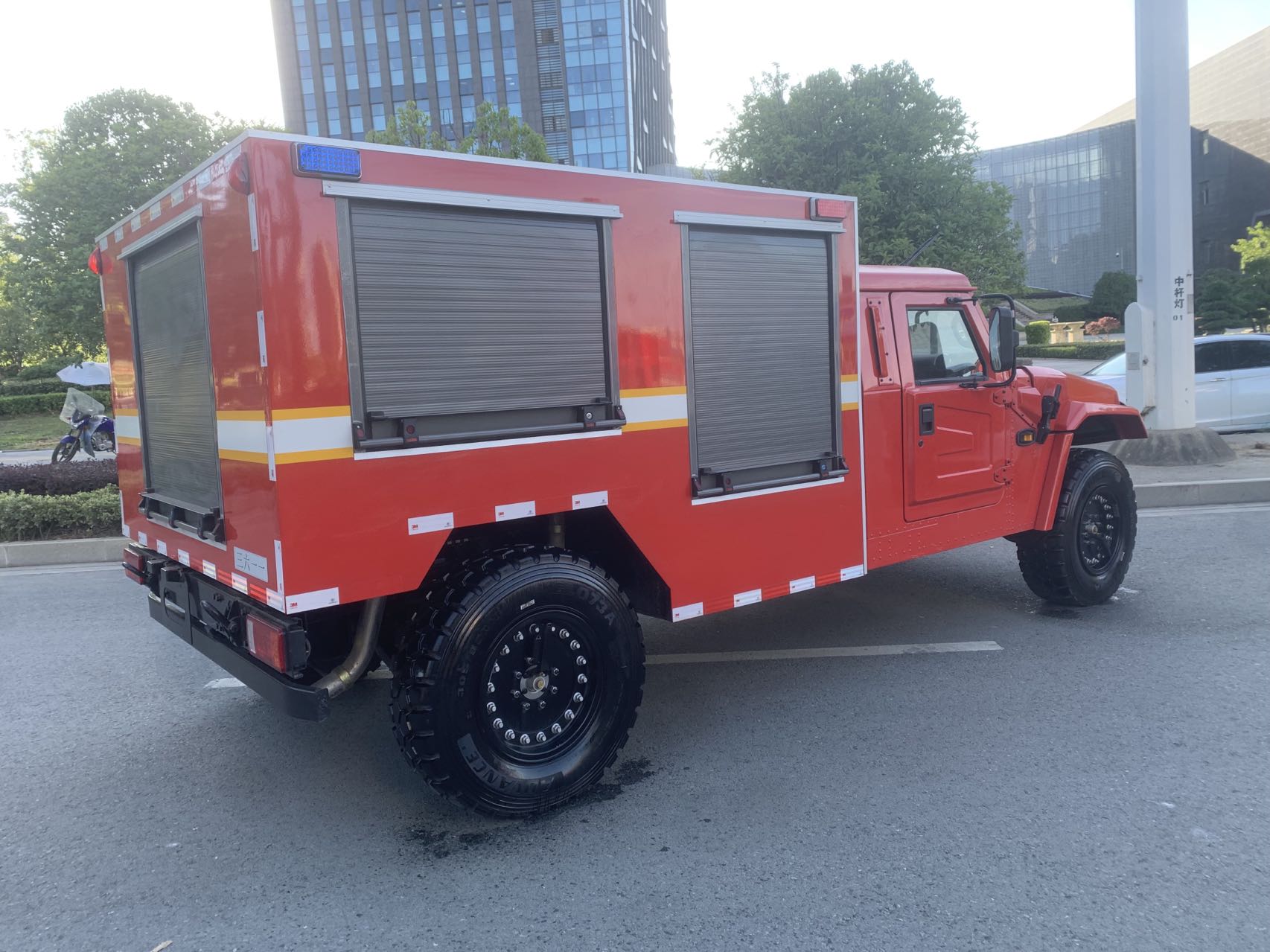 猛士四驱救险车图片