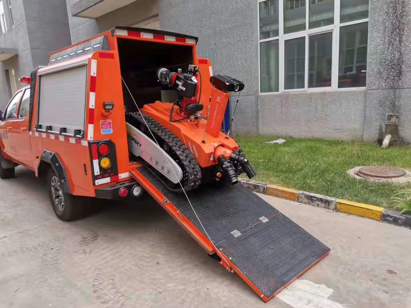 四驱皮卡运输车图片