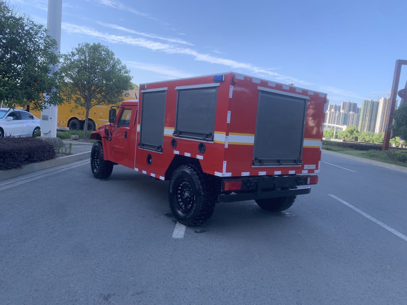 猛士机器人运输车图片