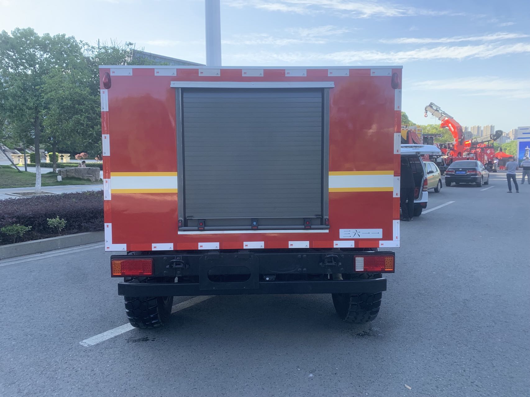 猛士机器人运输车图片