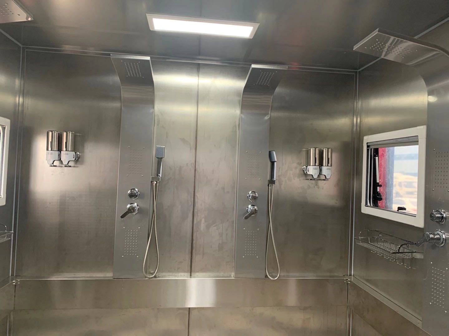 奔驰淋浴车图片