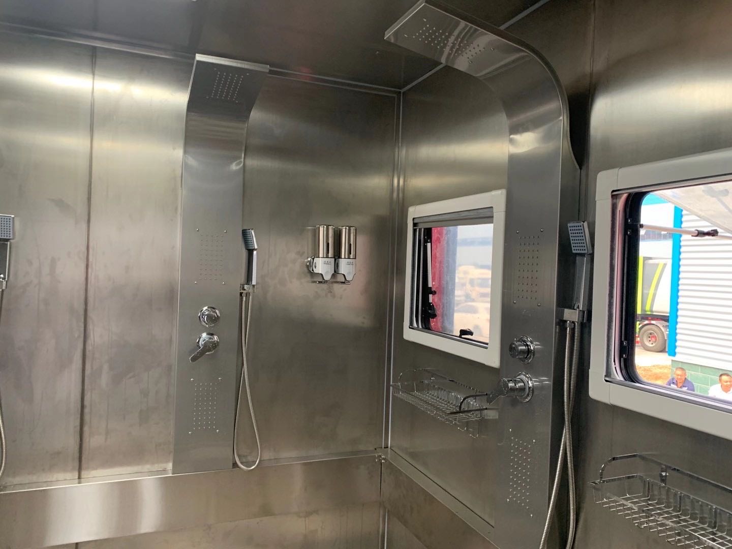 东风淋浴车图片