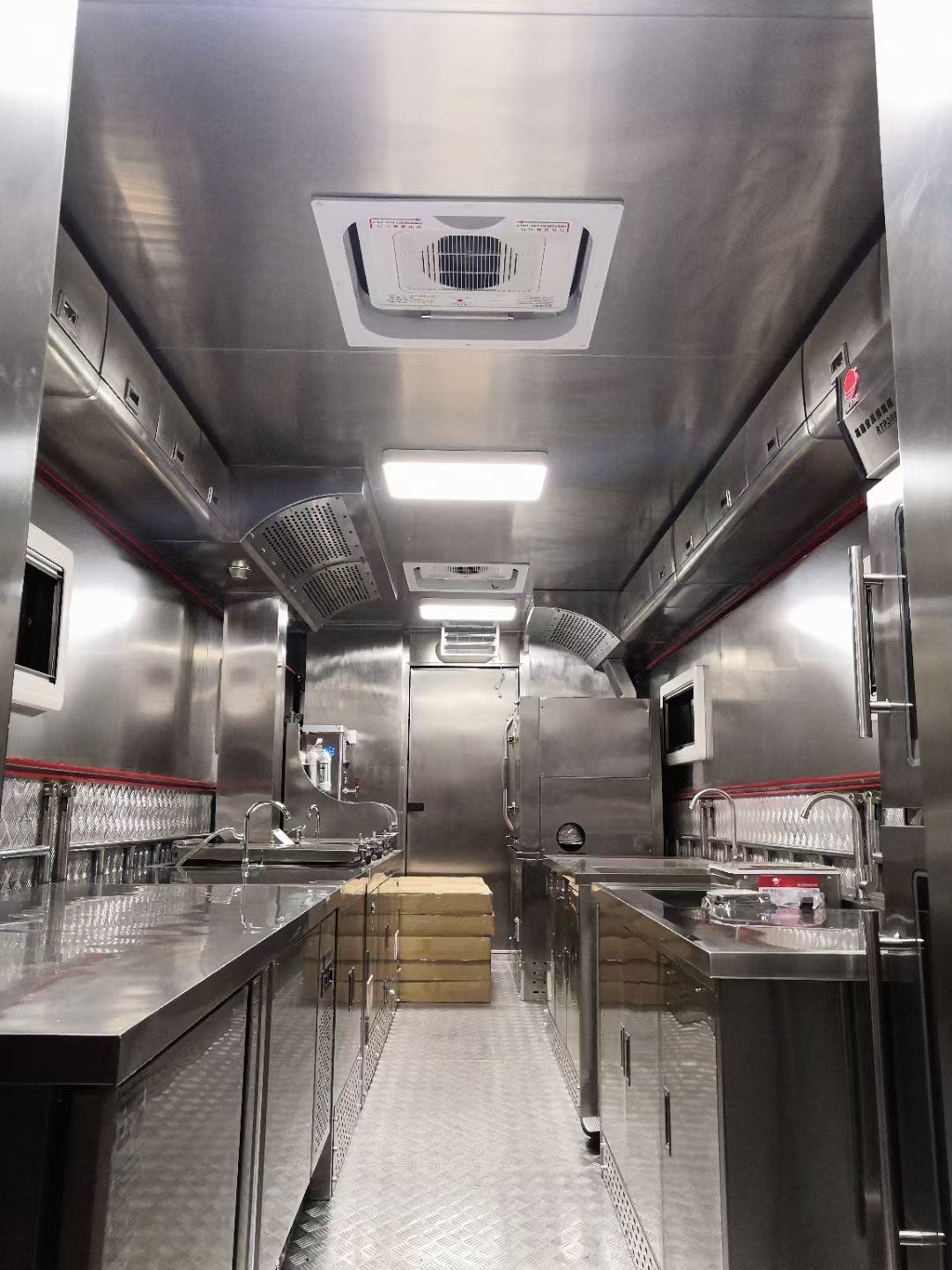 豪沃餐饮车图片