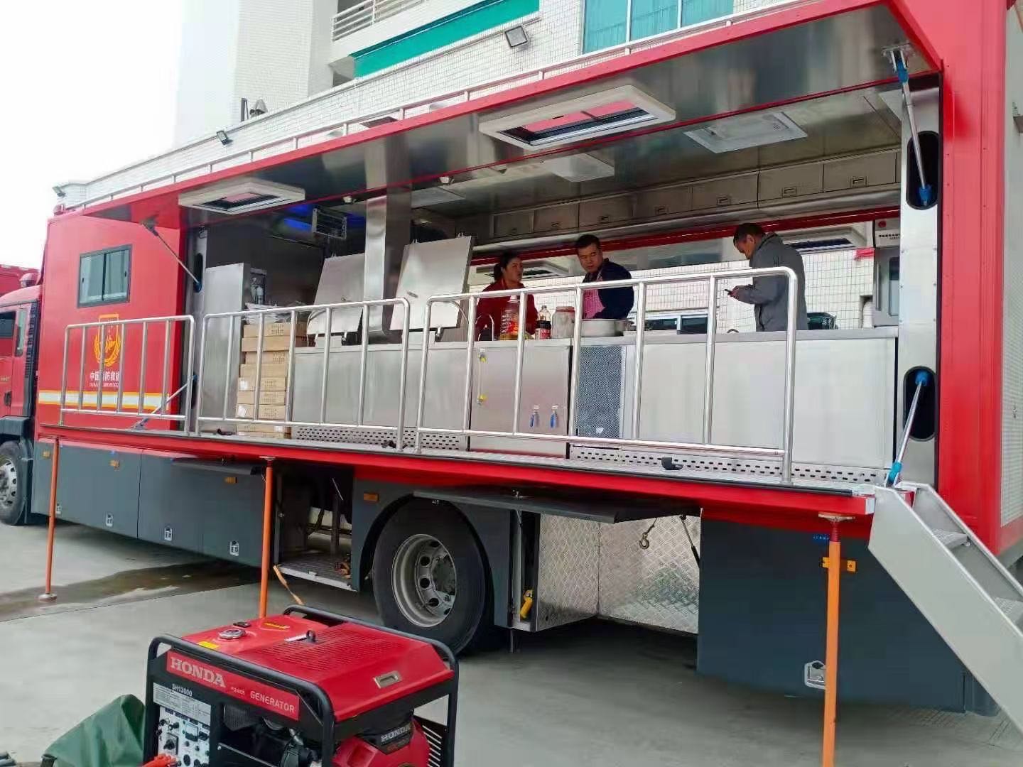 豪沃炊事车图片