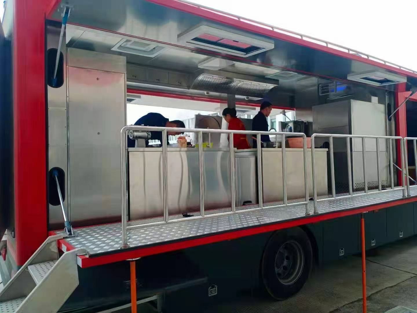 豪沃炊事车图片