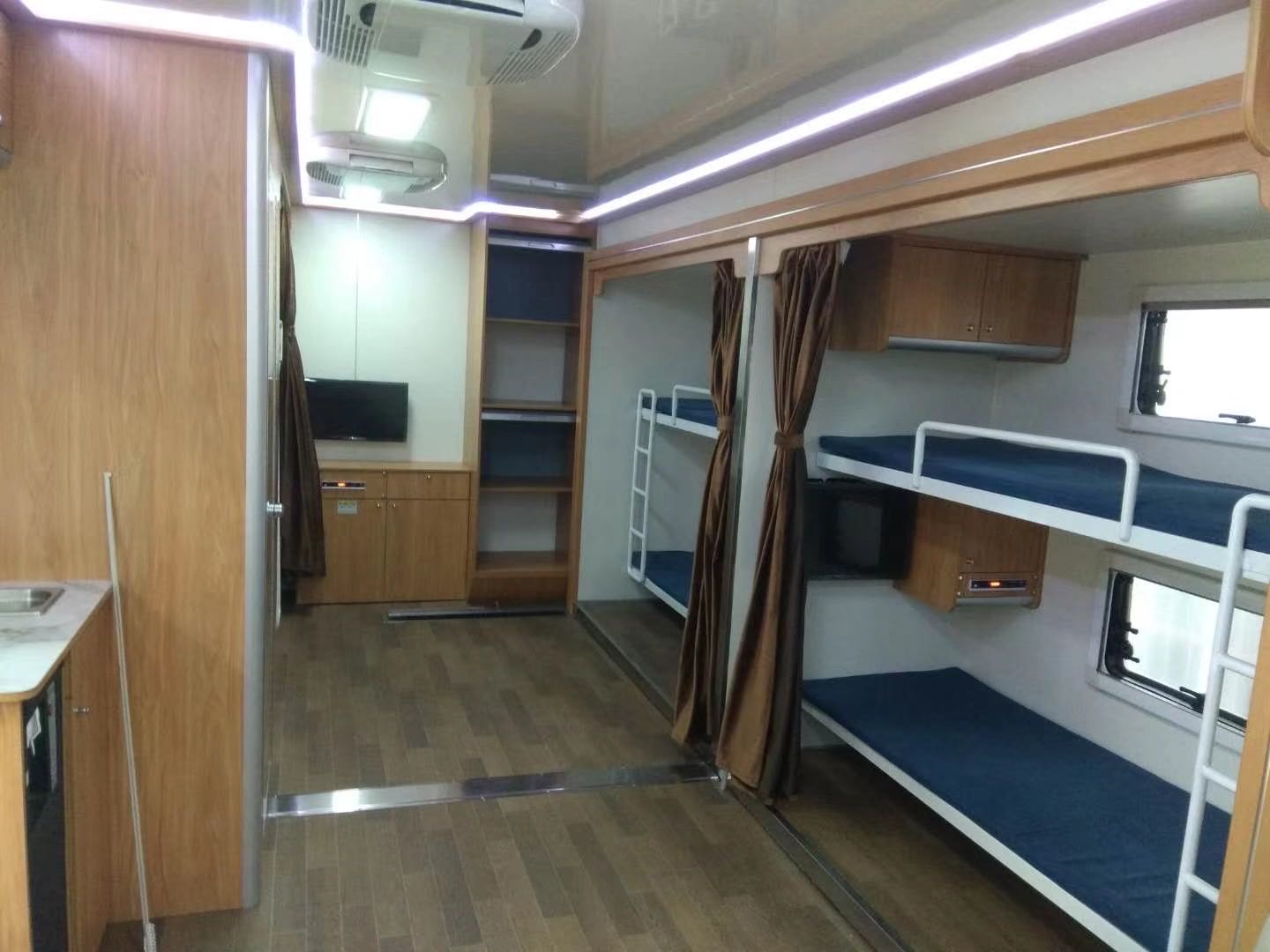 汕德卡宿营车图片