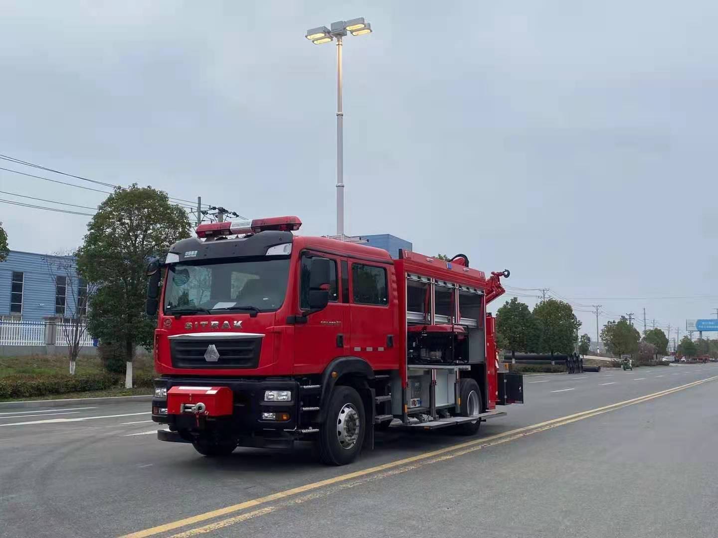 汕德卡抢险救援消防车图片