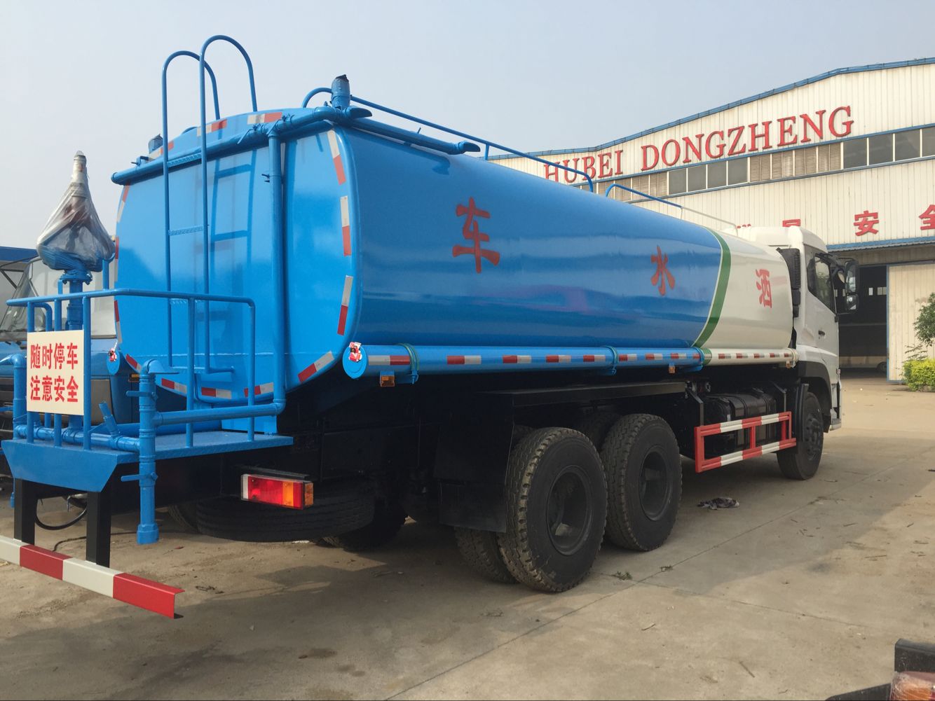 售出十台东风153洒水车图片