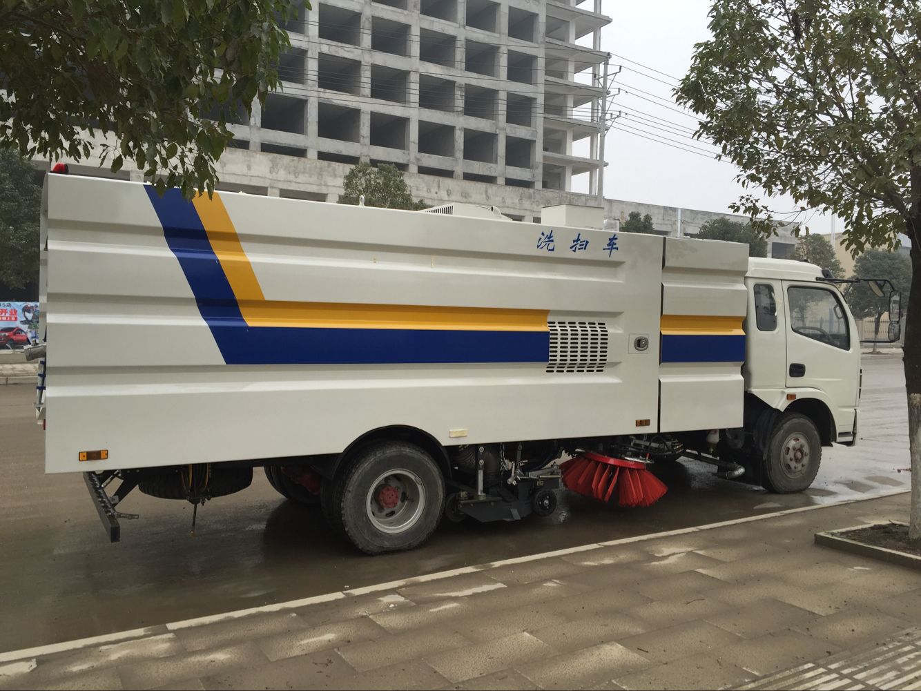 教你选购真正适用的扫路车