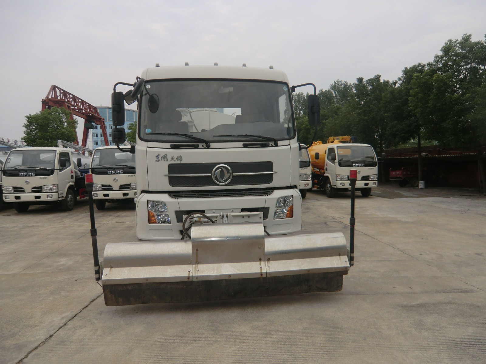 高压清洗车恼人树胶清扫车厂家出动大型清扫车