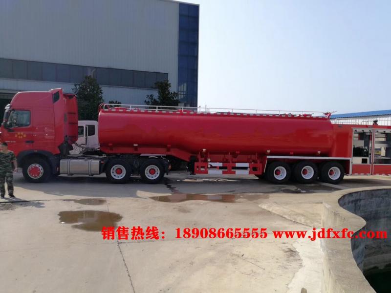 半挂式消防洒水车图片